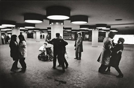 Robert Lebeck, TANZ IM FUSSGÄNGERTUNNEL MASURENALLEE AM FUNKTURM, BERLIN