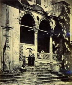 Felice A. Beato, James D. Robertson, Constantinopel. Portico of the Suleymaniye mosque.