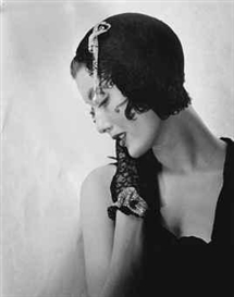 Louise Dahl-Wolfe, The Swan (Mary Jane Russell), 1949