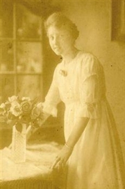 August Sander, Frauenportrait mit Rosen (im Haus von August Sander). Cologne