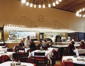 Candida Höfer, "Wartesaal Düsseldorf". 1981