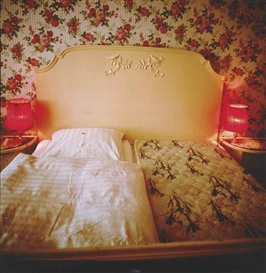 Nan Goldin, Wedding Bed, Pension Nürnberger Eck, Berlin 1996