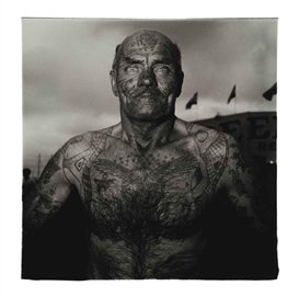 Diane Arbus, Tattooed man at a carnival, Md., 1970