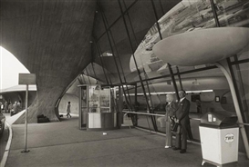 Garry Winogrand, T.W.A. Airport Terminal