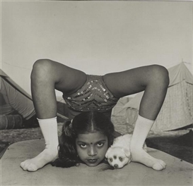 Mary Ellen Mark, Contortionist with her puppy, Sweety, Great Raj Kamal Circus, India