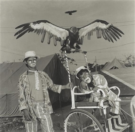 Mary Ellen Mark, Veeru and Usman with Moti, the Performing Vulture. Jumbo Circus, India