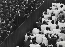 Shirin Neshat, Sans titre (from Fervor series/crowl from back woman leaving)