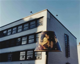 Mitch Epstein, Sans titre (Lampshade of nymphus & blue sky), New York City
