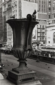 Walker Evans, Urn in front of New York Public Library