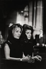 Robert Lebeck, JACKIE KENNEDY UND IHRE SCHWESTER AM SARG VON ROBERT KENNEDY, NEW YORK