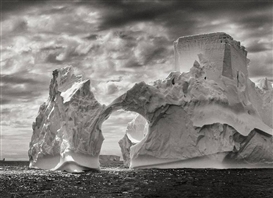 Sebastião Salgado, ANTARCTICA (ICEBERG BETWEEN PAULET AND SHETLAND ISLANDS)