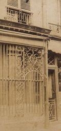 Eugène Atget, Grille de marchand de vins, 34 Quai de l'Hôtel de ville