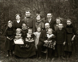 August Sander, "Bauernfamilie zwischen Au und Wissen"