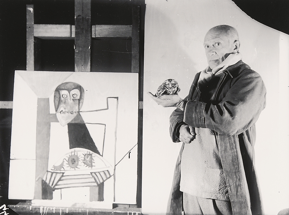 Sima Michel Pablo Picasso Picasse Et Chouette A Cote Du Tableau Nature Morte A La Chouette Et Aux Trois Oursins 1946 Mutualart