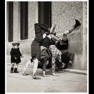 額装 ロベール・ドアノー ポスター Les pieds au mur 1934 Robert Doisneau | Les Pieds au Mur (1934) | MutualArt