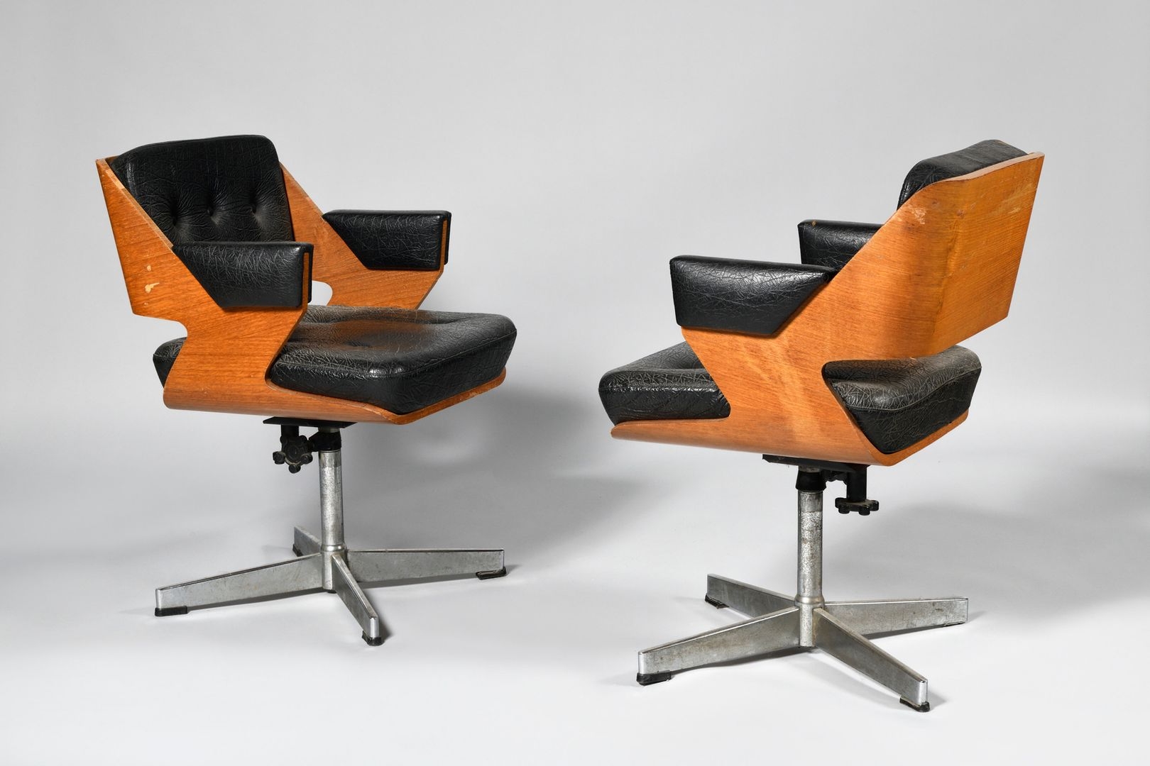Aja ris forfader Martin Stoll | Pair of office chairs with rotating seats (1960) | MutualArt