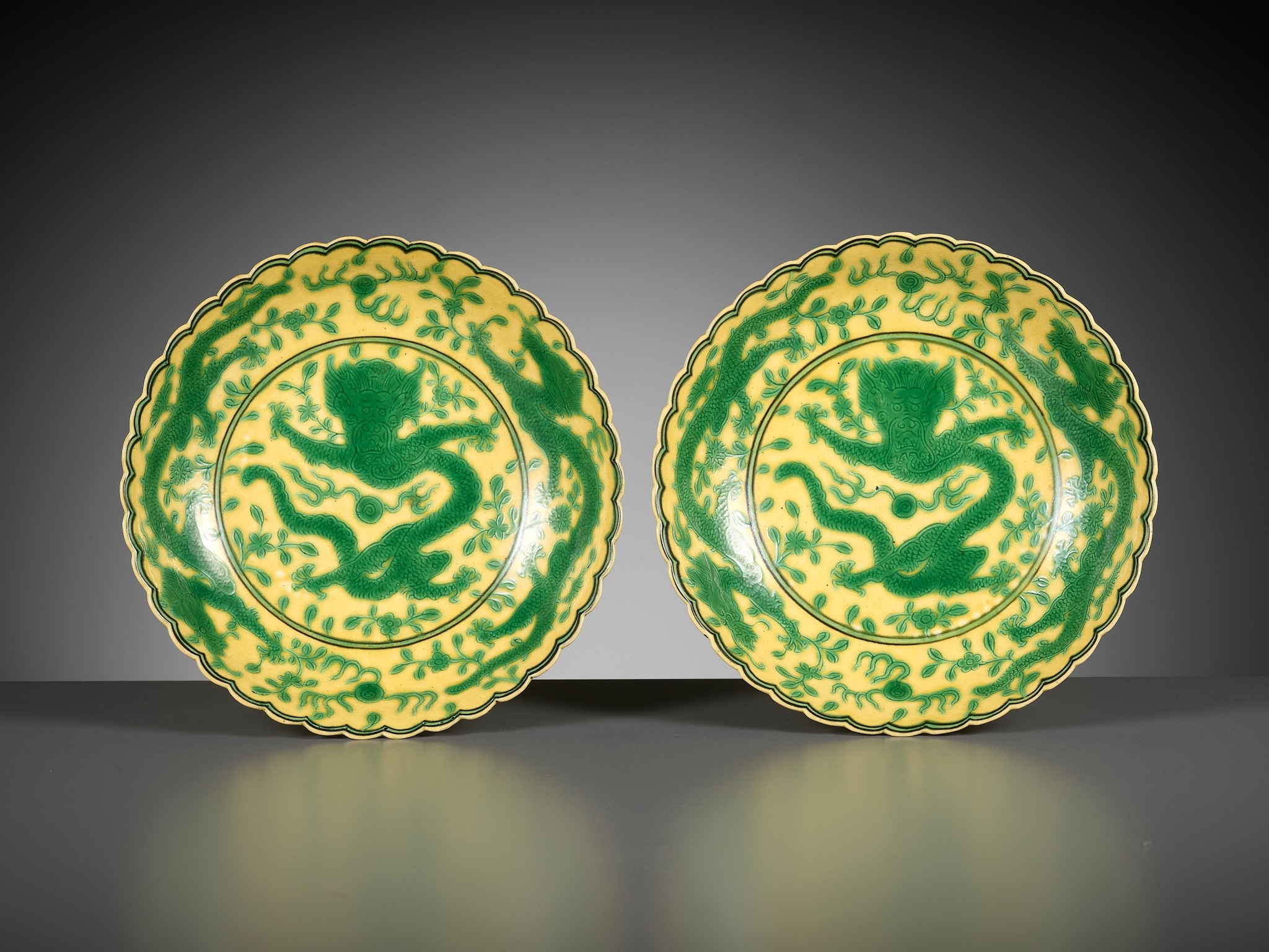 Qianlong | 乾隆款及年代一對黃地綠彩龍紋花口碟| MutualArt