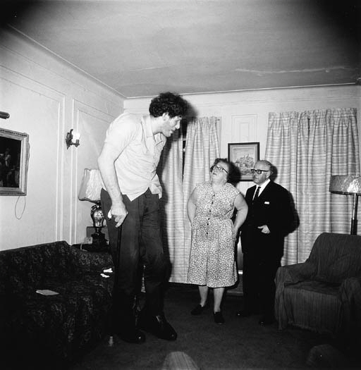 A Jewish giant at home with his parents in the Bronx, N.Y. (1970)