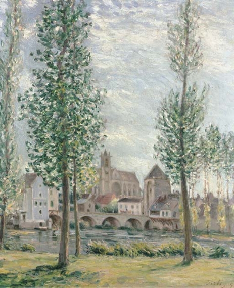 Vue de Moret-sur-Loing à travers les arbres