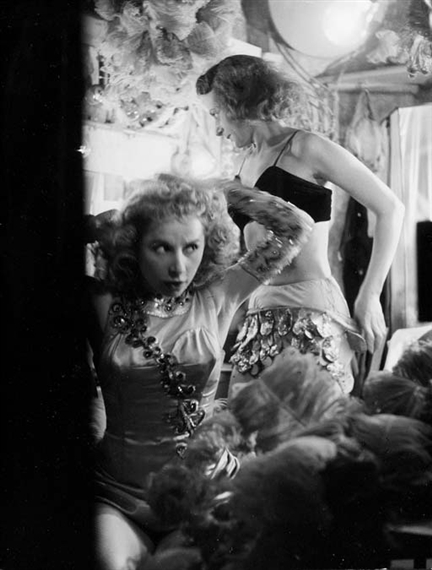 Loge de girls by Robert Doisneau, 1953