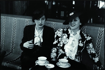 Mannequins in Kostümen von Coco Chanel - Paul Almasy