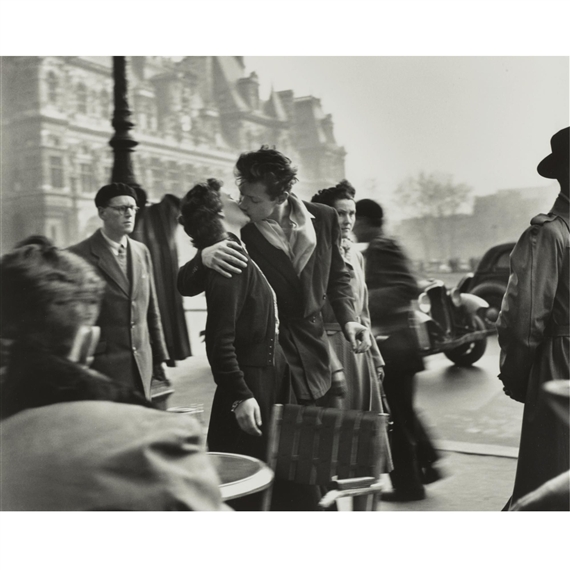 Robert Doisneau | Le Baiser de l'Hôtel de Ville | MutualArt