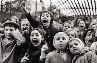 Children at a Puppet Theatre, Paris - Alfred Eisenstaedt