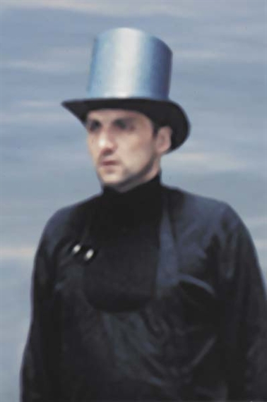 Ll'homme au chapeau en buste by Xavier Veilhan, 2000