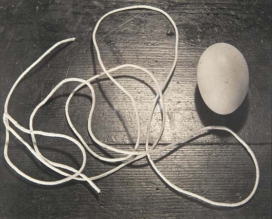 Egg and string, Berlin by Horacio Coppola, 1932