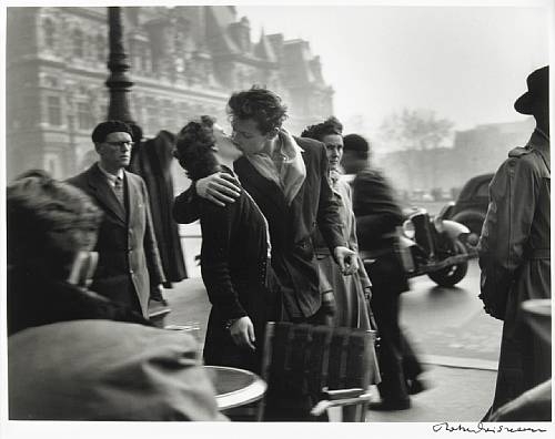 Le Basier de l'Hôtel de Ville, Paris 4e by Robert Doisneau, 1950