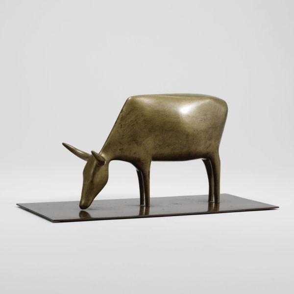 Artwork by Ewald Mataré, GRASENDE KUH I (GRAZING COW I), Made of Bronze
