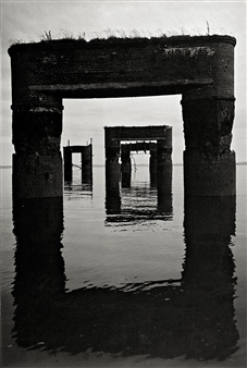 ANLEGESTELLE IN ECKWARDERHÖRNE, WESERMARSCH, AUS DER SERIE 'FLUSSEBENE' (LANDING PLACE) - Hans W. Mende