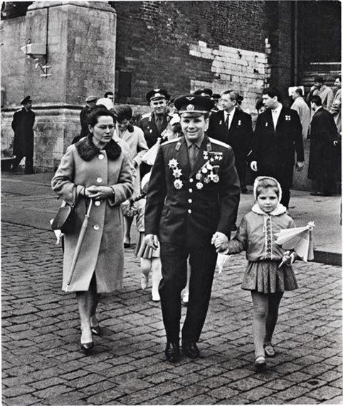 Baltermants Dmitri | Yuri Gagarin with family, 1961 (Circa 1960s ...