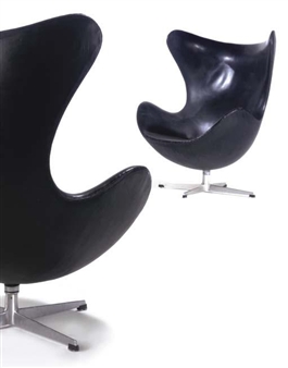 PAIR OF EARLY PRODUCTION EGG CHAIRS - Arne Jacobsen