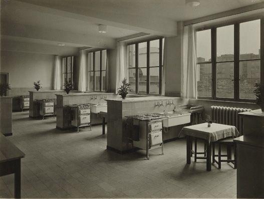 Schulküche einer Volksschule in Köln-Zollstock, Architekt Wirminghaus (Kitchen of an Elementary School in Köln-Zollstock, Architect Wirminghaus) by Werner Mantz, 1929