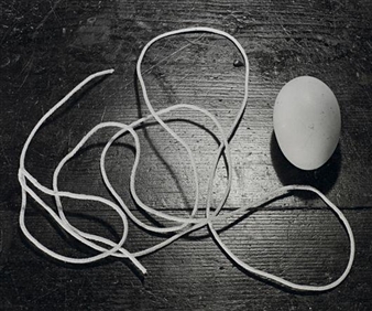 Egg and twine, Berlin, 1932 - Horacio Coppola