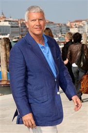 Gagosian Sells $20 Million Art in Paris, Plans Global Growth