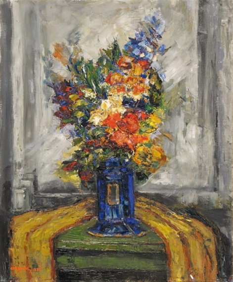 Fleurs sur meuble vert