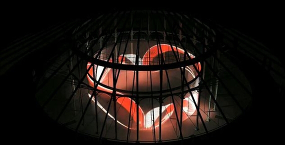Ron Arad's Curtain Call