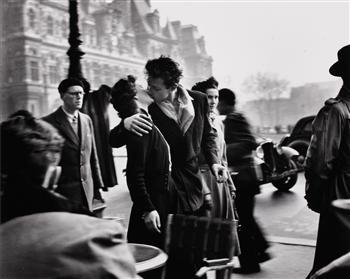 Le baiser de l'Hôtel de Ville, March by Robert Doisneau, 1950