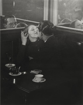 Brassaï | Couple d'amoureux dans un bistrot, rue Saint-Denis, Paris ...