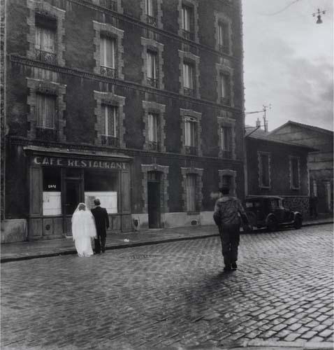 La Stricte Intimité by Robert Doisneau, 1945; printed 1980s