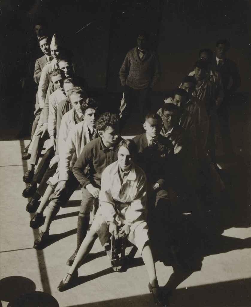 Die Studierenden der Wandmalerei-Werkstatt (Hinnerk Scheper im Hintergrund) by T. Lux Feininger, 1928