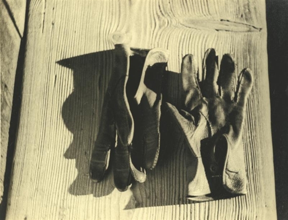 GUANTES (GLOVES) by Horacio Coppola, 1933