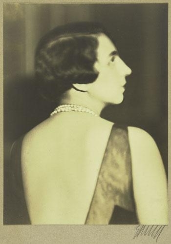 Modernist study of a woman ; Variant view by Germaine Krull, Circa 1928