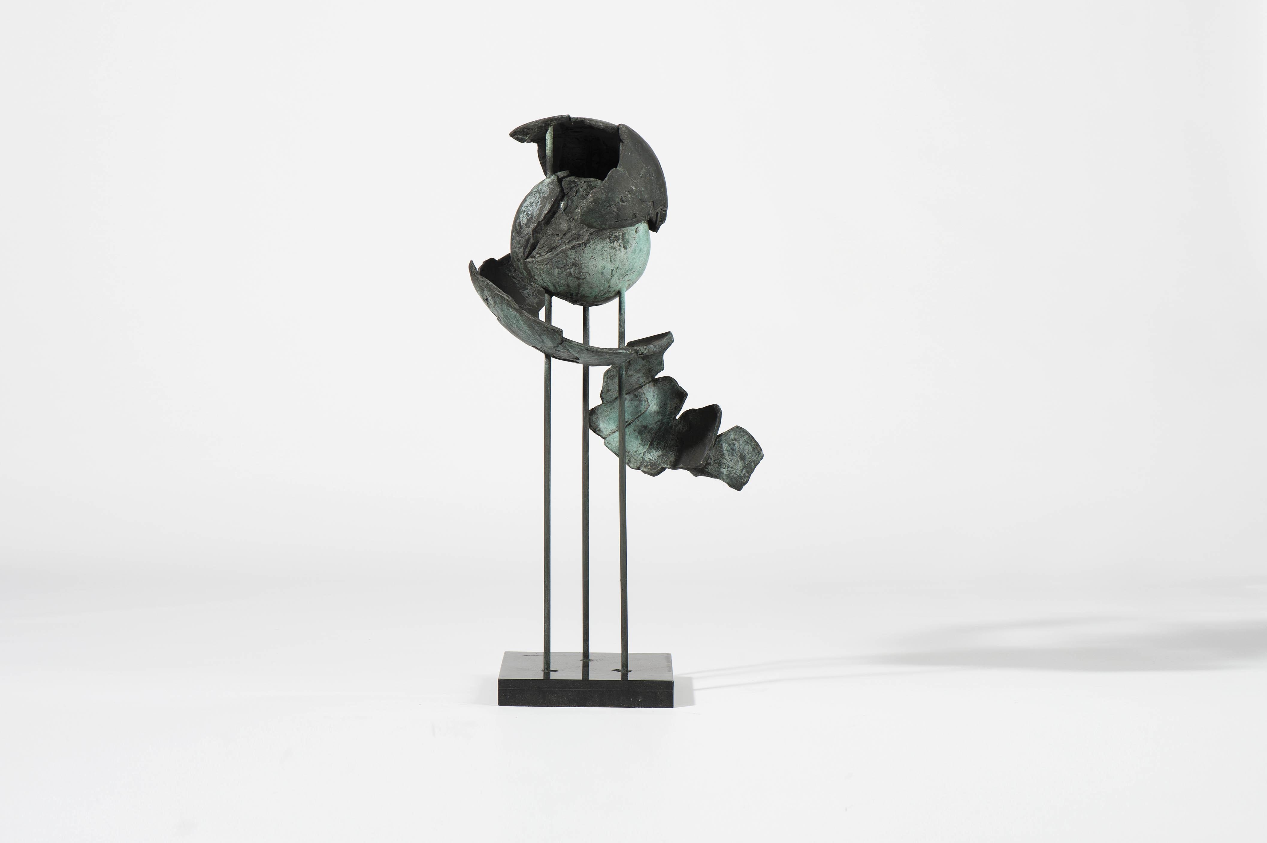 Artwork by Leon Veerman, Aarde's klaagzang, Made of Bronze on hardstone base