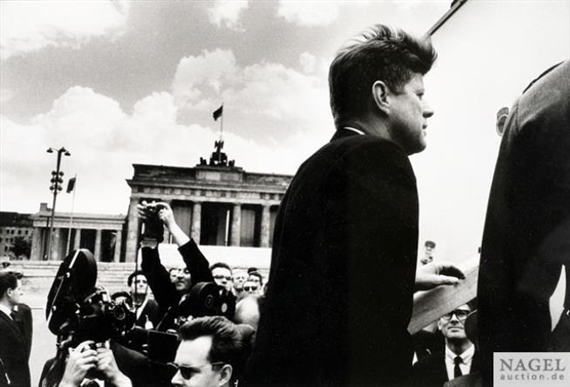 J. F. Kennedy vorm Brandenburger Tor Berlin 1953 by Will McBride