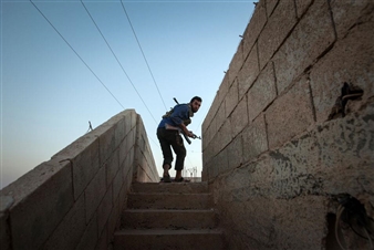 Syria frees opposition artist held for month