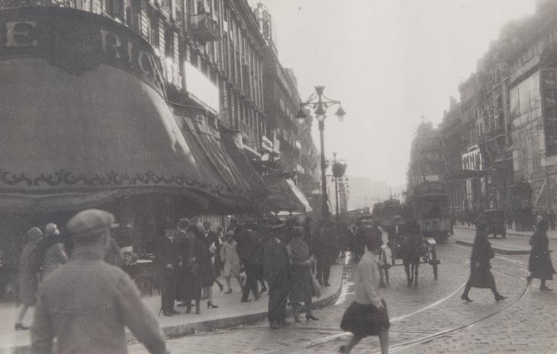 La rue Canebière d’illustre renommée by Germaine Krull, circa 1930