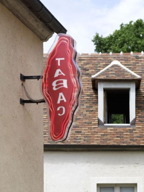 Artwork by Franck Scurti, LES REFLETS (ENSEIGNE TABAC), Made of neon distorted